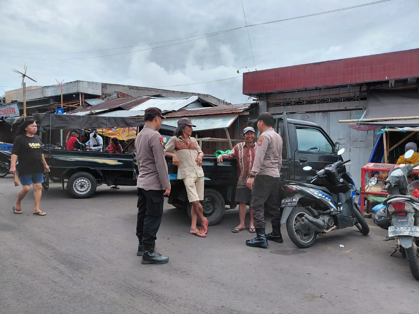 POLSEK TONDANO GELAR PATROLI CIPKON DAN KRYD SEKALIGUS EDUKASI PEMASANGAN BENDERA MERAH PUTIH DI PASAR TONDANO